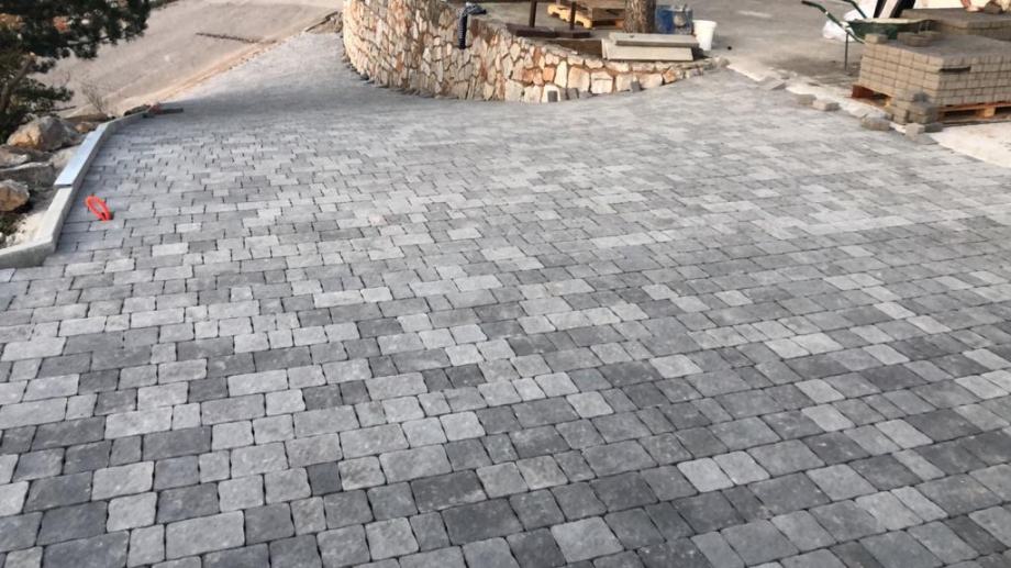 Moderni prilaz s opločnicima